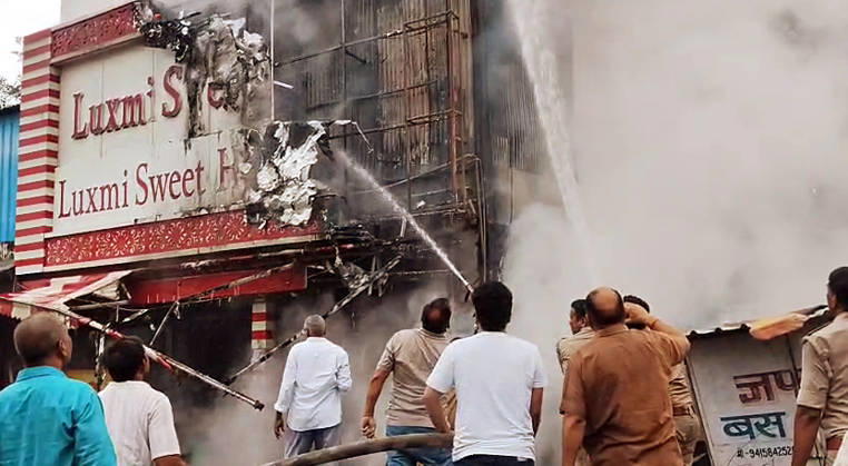 RECORD DATE NOT STATED A fire breaks out at Luxmi Sweet House in Ayodhya Ayodhya, Sept 01 (ANI): Fire fighters douse the fire that broke out at Luxmi Sweet House at Civil Lines, in Ayodhya on Tuesday. (ANI Video Grab) Ayodhya Uttar Pradesh India Copyright: xANIx ANI_20260901332