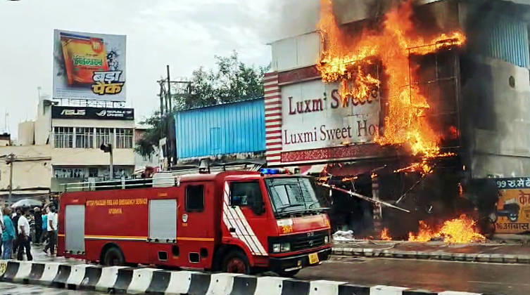 RECORD DATE NOT STATED A fire breaks out at Luxmi Sweet House in Ayodhya Ayodhya, Sept 01 (ANI): Fire tenders at the spot as fire breaks out at Luxmi Sweet House at Civil Lines, in Ayodhya on Tuesday. (ANI Video Grab) Ayodhya Uttar Pradesh India Copyright: xANIx ANI_20260901335
