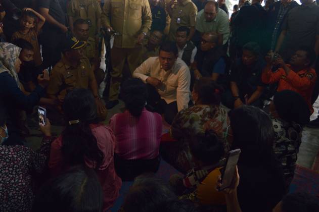 September 1, 2026, Karo, North Sumatra, ID: KARO, NORTH SUMATRA, INDONESIA, SEPTEMBER 1, 2026: North Sumatra Governor Muhammad Bobby Afif Nasution visits residents displaced by renewed volcanic activity at Mount Sinabung at a temporary shelter inside a traditional Karo communal hall, known as a jambur, in Sukatepu Village. During the visit, relief supplies including food, face masks and other basic necessities were distributed to evacuees. Karo, North Sumatra ID - ZUMAq101 20260901_zna_q101_110 Copyright: xSutantaxAdityax
