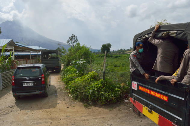 RECORD DATE NOT STATED Residents Evacuate as Mount Sinabung Activity Intensifies - Indonesia Residents of Kuta Tengah village calmly evacuate following renewed activity from Mount Sinabung in Karo Regency, North Sumatra, Indonesia, on September 1, 2026. Familiar with past eruptions, the community maintained a cautious approach as part of local disaster mitigation against unpredictable geological hazards. Mount Sinabung reawakened after five years of dormancy—part of an eruption cycle that first broke 400 years of inactivity. The movement occurred ahead of an official visit by North Sumatra Governor Bobby Nasution to temporary shelters in the region. Photo by Sutanta Aditya ABACAPRESS.COM Indonesia  Copyright: xAdityaxSutanta ABACAx