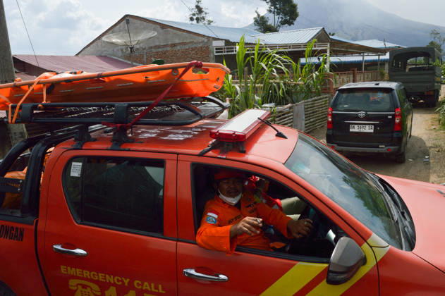 RECORD DATE NOT STATED Residents Evacuate as Mount Sinabung Activity Intensifies - Indonesia Residents of Kuta Tengah village calmly evacuate following renewed activity from Mount Sinabung in Karo Regency, North Sumatra, Indonesia, on September 1, 2026. Familiar with past eruptions, the community maintained a cautious approach as part of local disaster mitigation against unpredictable geological hazards. Mount Sinabung reawakened after five years of dormancy—part of an eruption cycle that first broke 400 years of inactivity. The movement occurred ahead of an official visit by North Sumatra Governor Bobby Nasution to temporary shelters in the region. Photo by Sutanta Aditya ABACAPRESS.COM Indonesia  Copyright: xAdityaxSutanta ABACAx