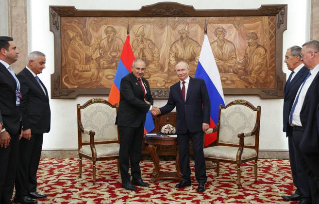 Kyrgyzstan Russia Armenia 9233028 01.09.2026 Armenian Prime Minister Nikol Pashinyan and Russian President Vladimir Putin shake hands as they pose for photos before a meeting on the sidelines of the Shanghai Cooperation Organization (SCO) summit in Bishkek, Kyrgyzstan. Vyacheslav Prokofiev Sputnik Bishkek Kyrgyzstan  Copyright: xVyacheslavxProkofievx