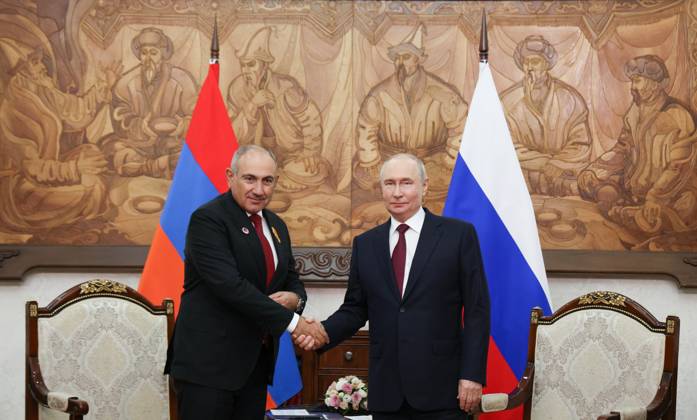 Kyrgyzstan Russia Armenia 9233030 01.09.2026 Armenian Prime Minister Nikol Pashinyan and Russian President Vladimir Putin shake hands as they pose for photos before a meeting on the sidelines of the Shanghai Cooperation Organization (SCO) summit in Bishkek, Kyrgyzstan. Vyacheslav Prokofiev Sputnik Bishkek Kyrgyzstan  Copyright: xVyacheslavxProkofievx