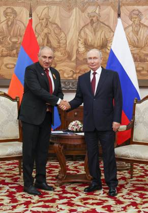 Kyrgyzstan Russia Armenia 9233031 01.09.2026 Armenian Prime Minister Nikol Pashinyan and Russian President Vladimir Putin shake hands as they pose for photos before a meeting on the sidelines of the Shanghai Cooperation Organization (SCO) summit in Bishkek, Kyrgyzstan. Vyacheslav Prokofiev Sputnik Bishkek Kyrgyzstan  Copyright: xVyacheslavxProkofievx