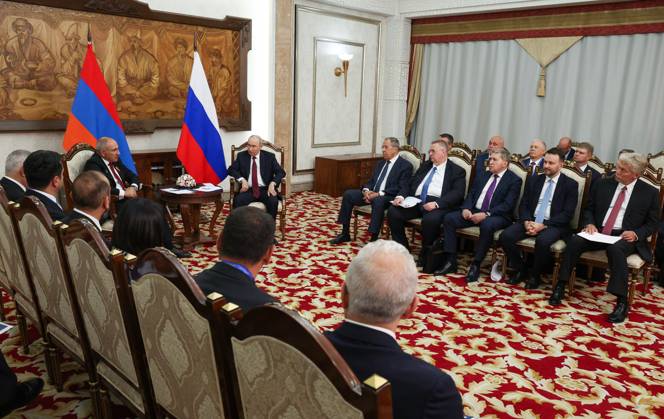 Kyrgyzstan Russia Armenia 9233023 01.09.2026 Armenian Prime Minister Nikol Pashinyan and Russian President Vladimir Putin attend a meeting on the sidelines of the Shanghai Cooperation Organization (SCO) summit in Bishkek, Kyrgyzstan. Vyacheslav Prokofiev Sputnik Bishkek Kyrgyzstan  Copyright: xVyacheslavxProkofievx