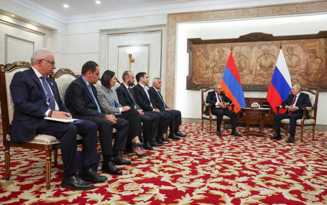 Kyrgyzstan Russia Armenia 9233024 01.09.2026 Armenian Prime Minister Nikol Pashinyan and Russian President Vladimir Putin attend a meeting on the sidelines of the Shanghai Cooperation Organization (SCO) summit in Bishkek, Kyrgyzstan. Vyacheslav Prokofiev Sputnik Bishkek Kyrgyzstan  Copyright: xVyacheslavxProkofievx