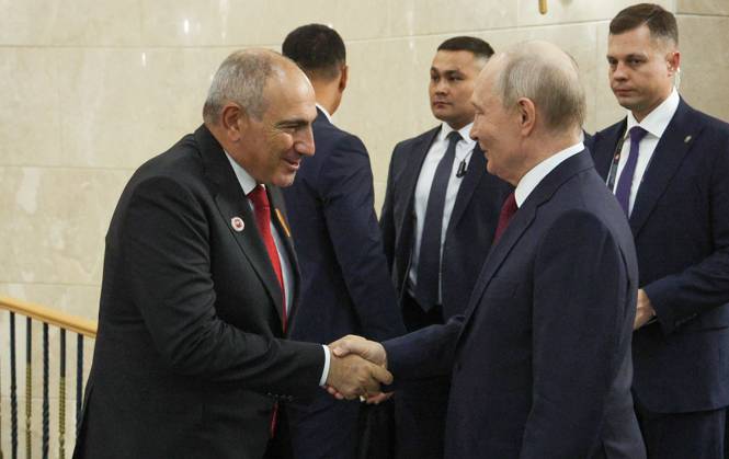 Kyrgyzstan Russia Armenia 9233044 01.09.2026 Armenian Prime Minister Nikol Pashinyan and Russian President Vladimir Putin shake hands following a meeting on the sidelines of the Shanghai Cooperation Organization (SCO) summit in Bishkek, Kyrgyzstan. Vyacheslav Prokofiev Sputnik Bishkek Kyrgyzstan  Copyright: xVyacheslavxProkofievx