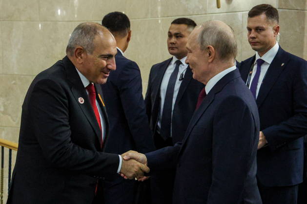 KYRGYZSTAN, BISHKEK - SEPTEMBER 1, 2026: Armenia s Prime Minister Nikol Pashinyan (L) and Russia s President Vladimir Putin shake hands during a meeting at the Ala Archa State Residence on the sidelines of the 2026 Shanghai Cooperation Organisation (SCO) Summit. Vyacheslav Prokofyev Russian Presidential Press and Information Office TASS  96946857