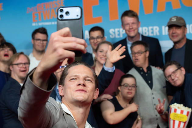Max von der GROEBEN, actor, takes a selfie with his fellow actors in the background; red carpet; red carpet show; arrival; film premiere of *DAS GEWISSE ETWAS* on September 1, 2026, at the Cinedom cinema in Cologne,