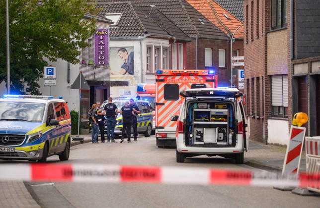Goch, Muehlenstrasse: Stabbing Involving Several People Goch, Muehlenstrasse: Stabbing Involving Several People Numerous ambulances and a rescue helicopter on the scene Emergency response update, Goch, North Rhine-Westphalia, Germany