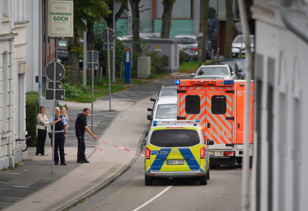 Goch, Muehlenstrasse: Stabbing Involving Several People Goch, Muehlenstrasse: Stabbing Involving Several People Numerous ambulances and a rescue helicopter on the scene Emergency response update, Goch, North Rhine-Westphalia, Germany