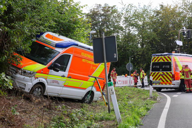 Drei Verletzte nach Crash mit Krankenwagen in Velbert (Kreis Mettmann) Bei einem schweren Verkehrsunfall in Velbert sind am Mittwochmittag (2. September 2026) drei Menschen verletzt worden. Ein Krankentransportwagen (KTW) der Feuerwehr Velbert kam gegen 13 Uhr im Bereich der Werdener Straße von der Fahrbahn ab und blieb anschließend in gefährlicher Schräglage an einem Hang stehen. Nach bisherigen Erkenntnissen war der Krankentransportwagen zuvor auf der Kopernikusstraße unterwegs. Aus bislang ungeklärter Ursache fuhr das Fahrzeug im Kreuzungsbereich über die Ampel hinweg und gelangte in den gesperrten Bereich einer Autobahnauffahrt. Dort setzte der KTW seine Fahrt fort, geriet in den angrenzenden Grünstreifen und kam schließlich an