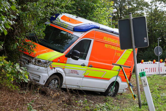 Drei Verletzte nach Crash mit Krankenwagen in Velbert (Kreis Mettmann) Bei einem schweren Verkehrsunfall in Velbert sind am Mittwochmittag (2. September 2026) drei Menschen verletzt worden. Ein Krankentransportwagen (KTW) der Feuerwehr Velbert kam gegen 13 Uhr im Bereich der Werdener Straße von der Fahrbahn ab und blieb anschließend in gefährlicher Schräglage an einem Hang stehen. Nach bisherigen Erkenntnissen war der Krankentransportwagen zuvor auf der Kopernikusstraße unterwegs. Aus bislang ungeklärter Ursache fuhr das Fahrzeug im Kreuzungsbereich über die Ampel hinweg und gelangte in den gesperrten Bereich einer Autobahnauffahrt. Dort setzte der KTW seine Fahrt fort, geriet in den angrenzenden Grünstreifen und kam schließlich an