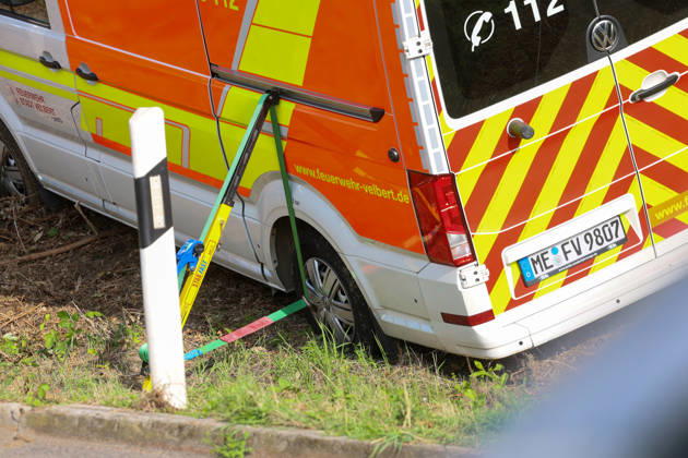 Drei Verletzte nach Crash mit Krankenwagen in Velbert (Kreis Mettmann) Bei einem schweren Verkehrsunfall in Velbert sind am Mittwochmittag (2. September 2026) drei Menschen verletzt worden. Ein Krankentransportwagen (KTW) der Feuerwehr Velbert kam gegen 13 Uhr im Bereich der Werdener Straße von der Fahrbahn ab und blieb anschließend in gefährlicher Schräglage an einem Hang stehen. Nach bisherigen Erkenntnissen war der Krankentransportwagen zuvor auf der Kopernikusstraße unterwegs. Aus bislang ungeklärter Ursache fuhr das Fahrzeug im Kreuzungsbereich über die Ampel hinweg und gelangte in den gesperrten Bereich einer Autobahnauffahrt. Dort setzte der KTW seine Fahrt fort, geriet in den angrenzenden Grünstreifen und kam schließlich an