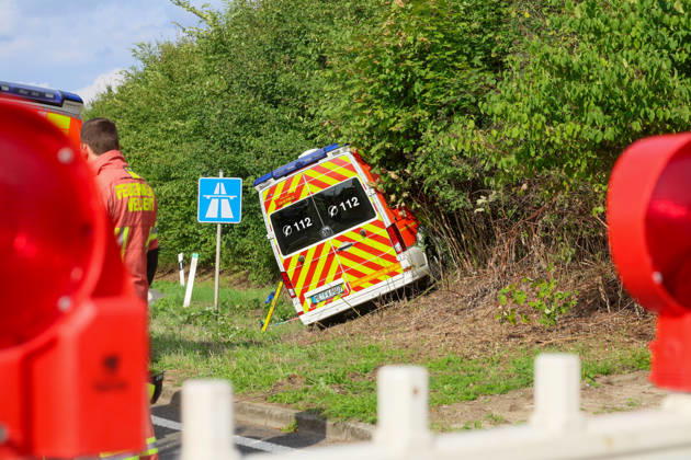 Drei Verletzte nach Crash mit Krankenwagen in Velbert (Kreis Mettmann) Bei einem schweren Verkehrsunfall in Velbert sind am Mittwochmittag (2. September 2026) drei Menschen verletzt worden. Ein Krankentransportwagen (KTW) der Feuerwehr Velbert kam gegen 13 Uhr im Bereich der Werdener Straße von der Fahrbahn ab und blieb anschließend in gefährlicher Schräglage an einem Hang stehen. Nach bisherigen Erkenntnissen war der Krankentransportwagen zuvor auf der Kopernikusstraße unterwegs. Aus bislang ungeklärter Ursache fuhr das Fahrzeug im Kreuzungsbereich über die Ampel hinweg und gelangte in den gesperrten Bereich einer Autobahnauffahrt. Dort setzte der KTW seine Fahrt fort, geriet in den angrenzenden Grünstreifen und kam schließlich an