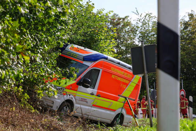 Drei Verletzte nach Crash mit Krankenwagen in Velbert (Kreis Mettmann) Bei einem schweren Verkehrsunfall in Velbert sind am Mittwochmittag (2. September 2026) drei Menschen verletzt worden. Ein Krankentransportwagen (KTW) der Feuerwehr Velbert kam gegen 13 Uhr im Bereich der Werdener Straße von der Fahrbahn ab und blieb anschließend in gefährlicher Schräglage an einem Hang stehen. Nach bisherigen Erkenntnissen war der Krankentransportwagen zuvor auf der Kopernikusstraße unterwegs. Aus bislang ungeklärter Ursache fuhr das Fahrzeug im Kreuzungsbereich über die Ampel hinweg und gelangte in den gesperrten Bereich einer Autobahnauffahrt. Dort setzte der KTW seine Fahrt fort, geriet in den angrenzenden Grünstreifen und kam schließlich an