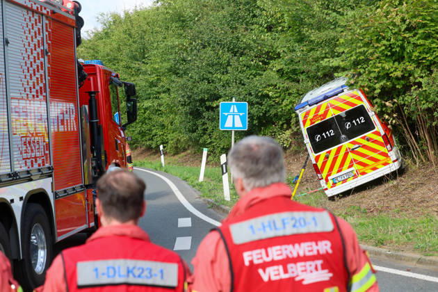 Drei Verletzte nach Crash mit Krankenwagen in Velbert (Kreis Mettmann) Bei einem schweren Verkehrsunfall in Velbert sind am Mittwochmittag (2. September 2026) drei Menschen verletzt worden. Ein Krankentransportwagen (KTW) der Feuerwehr Velbert kam gegen 13 Uhr im Bereich der Werdener Straße von der Fahrbahn ab und blieb anschließend in gefährlicher Schräglage an einem Hang stehen. Nach bisherigen Erkenntnissen war der Krankentransportwagen zuvor auf der Kopernikusstraße unterwegs. Aus bislang ungeklärter Ursache fuhr das Fahrzeug im Kreuzungsbereich über die Ampel hinweg und gelangte in den gesperrten Bereich einer Autobahnauffahrt. Dort setzte der KTW seine Fahrt fort, geriet in den angrenzenden Grünstreifen und kam schließlich an