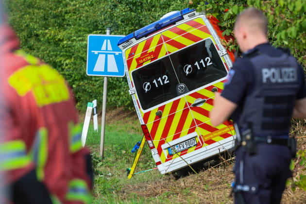 Drei Verletzte nach Crash mit Krankenwagen in Velbert (Kreis Mettmann) Bei einem schweren Verkehrsunfall in Velbert sind am Mittwochmittag (2. September 2026) drei Menschen verletzt worden. Ein Krankentransportwagen (KTW) der Feuerwehr Velbert kam gegen 13 Uhr im Bereich der Werdener Straße von der Fahrbahn ab und blieb anschließend in gefährlicher Schräglage an einem Hang stehen. Nach bisherigen Erkenntnissen war der Krankentransportwagen zuvor auf der Kopernikusstraße unterwegs. Aus bislang ungeklärter Ursache fuhr das Fahrzeug im Kreuzungsbereich über die Ampel hinweg und gelangte in den gesperrten Bereich einer Autobahnauffahrt. Dort setzte der KTW seine Fahrt fort, geriet in den angrenzenden Grünstreifen und kam schließlich an