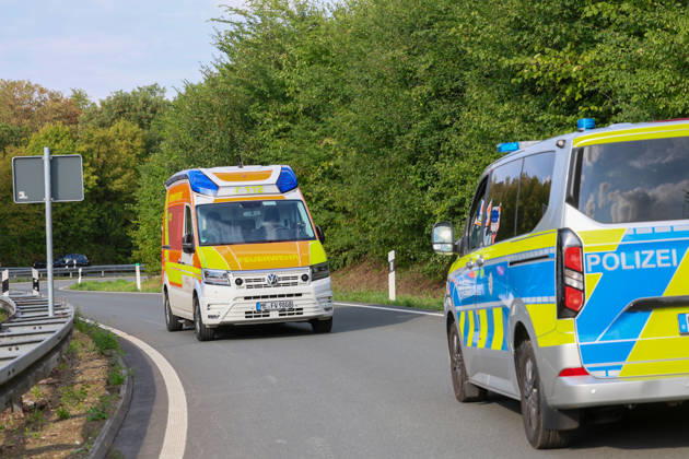 Drei Verletzte nach Crash mit Krankenwagen in Velbert (Kreis Mettmann) Bei einem schweren Verkehrsunfall in Velbert sind am Mittwochmittag (2. September 2026) drei Menschen verletzt worden. Ein Krankentransportwagen (KTW) der Feuerwehr Velbert kam gegen 13 Uhr im Bereich der Werdener Straße von der Fahrbahn ab und blieb anschließend in gefährlicher Schräglage an einem Hang stehen. Nach bisherigen Erkenntnissen war der Krankentransportwagen zuvor auf der Kopernikusstraße unterwegs. Aus bislang ungeklärter Ursache fuhr das Fahrzeug im Kreuzungsbereich über die Ampel hinweg und gelangte in den gesperrten Bereich einer Autobahnauffahrt. Dort setzte der KTW seine Fahrt fort, geriet in den angrenzenden Grünstreifen und kam schließlich an
