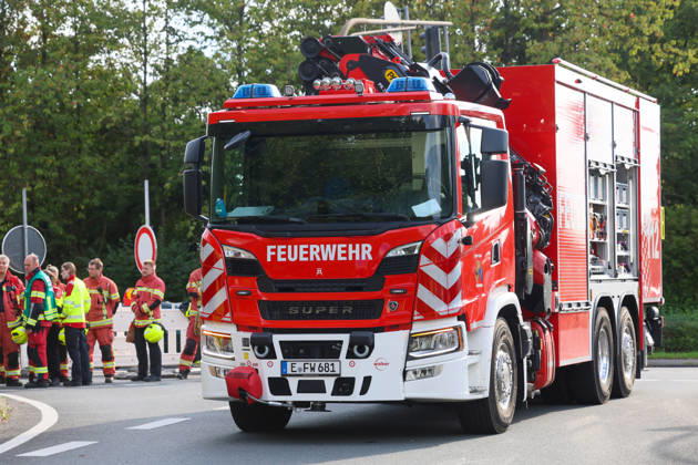 Drei Verletzte nach Crash mit Krankenwagen in Velbert (Kreis Mettmann) Bei einem schweren Verkehrsunfall in Velbert sind am Mittwochmittag (2. September 2026) drei Menschen verletzt worden. Ein Krankentransportwagen (KTW) der Feuerwehr Velbert kam gegen 13 Uhr im Bereich der Werdener Straße von der Fahrbahn ab und blieb anschließend in gefährlicher Schräglage an einem Hang stehen. Nach bisherigen Erkenntnissen war der Krankentransportwagen zuvor auf der Kopernikusstraße unterwegs. Aus bislang ungeklärter Ursache fuhr das Fahrzeug im Kreuzungsbereich über die Ampel hinweg und gelangte in den gesperrten Bereich einer Autobahnauffahrt. Dort setzte der KTW seine Fahrt fort, geriet in den angrenzenden Grünstreifen und kam schließlich an