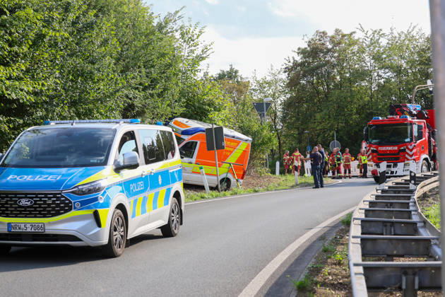 Drei Verletzte nach Crash mit Krankenwagen in Velbert (Kreis Mettmann) Bei einem schweren Verkehrsunfall in Velbert sind am Mittwochmittag (2. September 2026) drei Menschen verletzt worden. Ein Krankentransportwagen (KTW) der Feuerwehr Velbert kam gegen 13 Uhr im Bereich der Werdener Straße von der Fahrbahn ab und blieb anschließend in gefährlicher Schräglage an einem Hang stehen. Nach bisherigen Erkenntnissen war der Krankentransportwagen zuvor auf der Kopernikusstraße unterwegs. Aus bislang ungeklärter Ursache fuhr das Fahrzeug im Kreuzungsbereich über die Ampel hinweg und gelangte in den gesperrten Bereich einer Autobahnauffahrt. Dort setzte der KTW seine Fahrt fort, geriet in den angrenzenden Grünstreifen und kam schließlich an