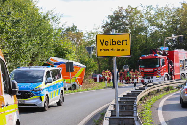 Drei Verletzte nach Crash mit Krankenwagen in Velbert (Kreis Mettmann) Bei einem schweren Verkehrsunfall in Velbert sind am Mittwochmittag (2. September 2026) drei Menschen verletzt worden. Ein Krankentransportwagen (KTW) der Feuerwehr Velbert kam gegen 13 Uhr im Bereich der Werdener Straße von der Fahrbahn ab und blieb anschließend in gefährlicher Schräglage an einem Hang stehen. Nach bisherigen Erkenntnissen war der Krankentransportwagen zuvor auf der Kopernikusstraße unterwegs. Aus bislang ungeklärter Ursache fuhr das Fahrzeug im Kreuzungsbereich über die Ampel hinweg und gelangte in den gesperrten Bereich einer Autobahnauffahrt. Dort setzte der KTW seine Fahrt fort, geriet in den angrenzenden Grünstreifen und kam schließlich an