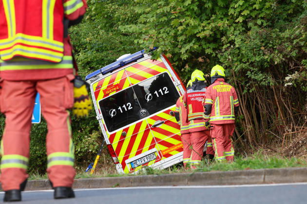 Drei Verletzte nach Crash mit Krankenwagen in Velbert (Kreis Mettmann) Bei einem schweren Verkehrsunfall in Velbert sind am Mittwochmittag (2. September 2026) drei Menschen verletzt worden. Ein Krankentransportwagen (KTW) der Feuerwehr Velbert kam gegen 13 Uhr im Bereich der Werdener Straße von der Fahrbahn ab und blieb anschließend in gefährlicher Schräglage an einem Hang stehen. Nach bisherigen Erkenntnissen war der Krankentransportwagen zuvor auf der Kopernikusstraße unterwegs. Aus bislang ungeklärter Ursache fuhr das Fahrzeug im Kreuzungsbereich über die Ampel hinweg und gelangte in den gesperrten Bereich einer Autobahnauffahrt. Dort setzte der KTW seine Fahrt fort, geriet in den angrenzenden Grünstreifen und kam schließlich an