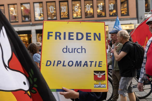 München Munich Germany 2nd September 2026 On the Marienplatz in the centre of the Bavarian city a peace demonstration and march takes place in the early evening. Frieden durch diplomatie