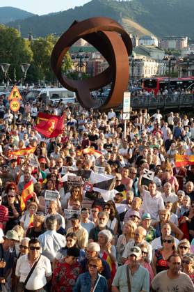 Bilbao Holds Rally in Support of the People of Ceuta: Dozens of people gathered at a rally in solidarity with Ceuta on September 2, 2026, in Bilbao, Vizcaya, Basque Country, Spain. Coinciding with Ceuta Day, more than 260 Spanish municipalities have been called upon to show their support for the people of Ceuta in the face of the migration crisis caused by the arrival of more than 70,000 migrants across the border with Morocco. The demonstrations are part of the For Ceuta initiative, backed by the Spanish Federation of Municipalities and Provinces (FEMP). SEPTEMBER 2, 2026 CEUTA DAY PROTEST RALLY MIGRANTS IMMIGRANTS FEMP SUPPORT SOLIDARITY MIGRATION CRISIS CRISIS HUMANITARIAN CRISIS Bilbao, Biscay, Basque Country Bilbao, Biscay, Basque C  Copyright: xDavidxdexHarox 7745160