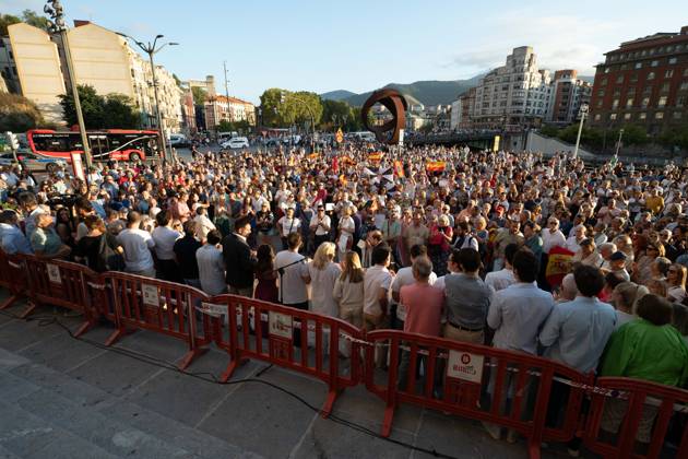 Bilbao Holds Rally in Support of the People of Ceuta: Dozens of people gathered at a rally in solidarity with Ceuta on September 2, 2026, in Bilbao, Vizcaya, Basque Country, Spain. Coinciding with Ceuta Day, more than 260 Spanish municipalities have been called upon to show their support for the people of Ceuta in the face of the migration crisis caused by the arrival of more than 70,000 migrants across the border with Morocco. The demonstrations are part of the For Ceuta initiative, backed by the Spanish Federation of Municipalities and Provinces (FEMP). SEPTEMBER 2, 2026 CEUTA DAY PROTEST RALLY MIGRANTS IMMIGRANTS FEMP SUPPORT SOLIDARITY MIGRATION CRISIS CRISIS HUMANITARIAN CRISIS Bilbao, Biscay, Basque Country Bilbao, Biscay, Basque C  Copyright: xDavidxdexHarox 7745172