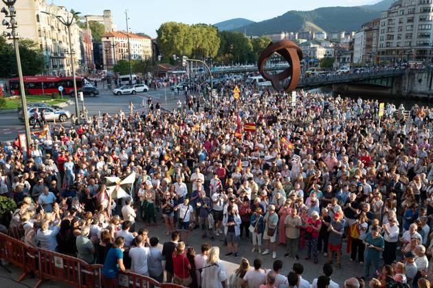 Bilbao Holds Rally in Support of the People of Ceuta: Dozens of people gathered at a rally in solidarity with Ceuta on September 2, 2026, in Bilbao, Vizcaya, Basque Country, Spain. Coinciding with Ceuta Day, more than 260 Spanish municipalities have been called upon to show their support for the people of Ceuta in the face of the migration crisis caused by the arrival of more than 70,000 migrants across the border with Morocco. The demonstrations are part of the For Ceuta initiative, backed by the Spanish Federation of Municipalities and Provinces (FEMP). SEPTEMBER 2, 2026 CEUTA DAY PROTEST RALLY MIGRANTS IMMIGRANTS FEMP SUPPORT SOLIDARITY MIGRATION CRISIS CRISIS HUMANITARIAN CRISIS Bilbao, Biscay, Basque Country Bilbao, Biscay, Basque C  Copyright: xDavidxdexHarox 7745173