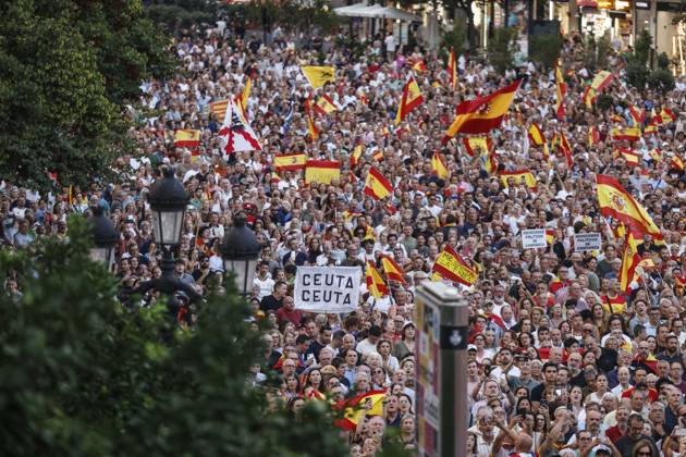 Valencia Holds Rally in Support of the People of Ceuta: Hundreds of people gathered at a rally in solidarity with Ceuta on September 2, 2026, in Valencia, Valencian Community, Spain. Coinciding with Ceuta Day, more than 260 Spanish municipalities have been called upon to show their support for the people of Ceuta in the face of the migration crisis caused by the arrival of more than 70,000 migrants across the border with Morocco. The demonstrations are part of the For Ceuta initiative, backed by the Spanish Federation of Municipalities and Provinces (FEMP). SEPTEMBER 2, 2026 CEUTA DAY PROTEST RALLY MIGRANTS IMMIGRANTS FEMP SUPPORT SOLIDARITY MIGRATION CRISIS CRISIS HUMANITARIAN Valencia Valencian Community Valencia Valencian Community Sp  Copyright: xRoberxSolsonax 7745242