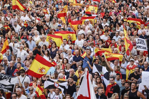 Valencia Holds Rally in Support of the People of Ceuta: Hundreds of people gathered at a rally in solidarity with Ceuta on September 2, 2026, in Valencia, Valencian Community, Spain. Coinciding with Ceuta Day, more than 260 Spanish municipalities have been called upon to show their support for the people of Ceuta in the face of the migration crisis caused by the arrival of more than 70,000 migrants across the border with Morocco. The demonstrations are part of the For Ceuta initiative, backed by the Spanish Federation of Municipalities and Provinces (FEMP). SEPTEMBER 2, 2026 CEUTA DAY PROTEST RALLY MIGRANTS IMMIGRANTS FEMP SUPPORT SOLIDARITY MIGRATION CRISIS CRISIS HUMANITARIAN Valencia Valencian Community Valencia Valencian Community Sp  Copyright: xRoberxSolsonax 7745245