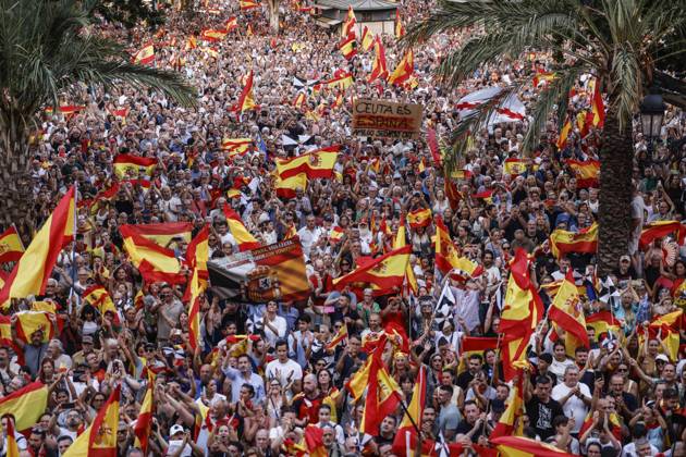 Valencia Holds Rally in Support of the People of Ceuta: Hundreds of people gathered at a rally in solidarity with Ceuta on September 2, 2026, in Valencia, Valencian Community, Spain. Coinciding with Ceuta Day, more than 260 Spanish municipalities have been called upon to show their support for the people of Ceuta in the face of the migration crisis caused by the arrival of more than 70,000 migrants across the border with Morocco. The demonstrations are part of the For Ceuta initiative, backed by the Spanish Federation of Municipalities and Provinces (FEMP). SEPTEMBER 2, 2026 CEUTA DAY PROTEST RALLY MIGRANTS IMMIGRANTS FEMP SUPPORT SOLIDARITY MIGRATION CRISIS CRISIS HUMANITARIAN Valencia Valencian Community Valencia Valencian Community Sp  Copyright: xRoberxSolsonax 7745238
