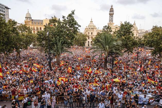 Valencia Holds Rally in Support of the People of Ceuta: Hundreds of people gathered at a rally in solidarity with Ceuta on September 2, 2026, in Valencia, Valencian Community, Spain. Coinciding with Ceuta Day, more than 260 Spanish municipalities have been called upon to show their support for the people of Ceuta in the face of the migration crisis caused by the arrival of more than 70,000 migrants across the border with Morocco. The demonstrations are part of the For Ceuta initiative, backed by the Spanish Federation of Municipalities and Provinces (FEMP). SEPTEMBER 2, 2026 CEUTA DAY PROTEST RALLY MIGRANTS IMMIGRANTS FEMP SUPPORT SOLIDARITY MIGRATION CRISIS CRISIS HUMANITARIAN Valencia Valencian Community Valencia Valencian Community Sp  Copyright: xRoberxSolsonax 7745239