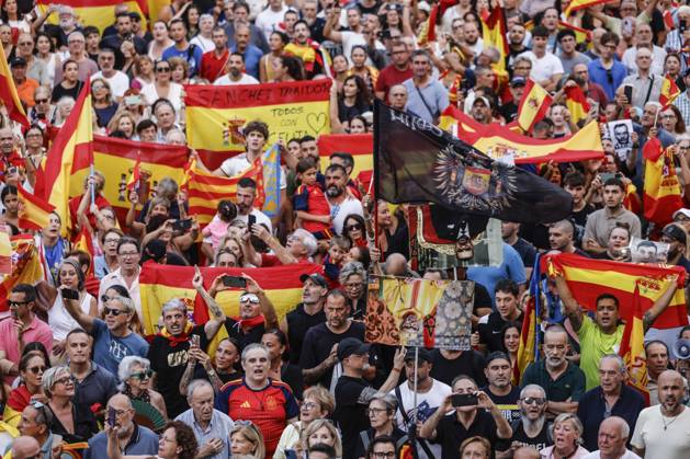 Valencia Holds Rally in Support of the People of Ceuta: Hundreds of people gathered at a rally in solidarity with Ceuta on September 2, 2026, in Valencia, Valencian Community, Spain. Coinciding with Ceuta Day, more than 260 Spanish municipalities have been called upon to show their support for the people of Ceuta in the face of the migration crisis caused by the arrival of more than 70,000 migrants across the border with Morocco. The demonstrations are part of the For Ceuta initiative, backed by the Spanish Federation of Municipalities and Provinces (FEMP). SEPTEMBER 2, 2026 CEUTA DAY PROTEST RALLY MIGRANTS IMMIGRANTS FEMP SUPPORT SOLIDARITY MIGRATION CRISIS CRISIS HUMANITARIAN Valencia Valencian Community Valencia Valencian Community Sp  Copyright: xRoberxSolsonax 7745241