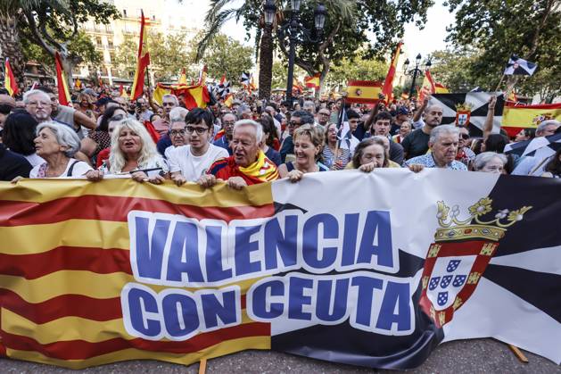 Valencia Holds Rally in Support of the People of Ceuta: Hundreds of people gathered at a rally in solidarity with Ceuta on September 2, 2026, in Valencia, Valencian Community, Spain. Coinciding with Ceuta Day, more than 260 Spanish municipalities have been called upon to show their support for the people of Ceuta in the face of the migration crisis caused by the arrival of more than 70,000 migrants across the border with Morocco. The demonstrations are part of the For Ceuta initiative, backed by the Spanish Federation of Municipalities and Provinces (FEMP). SEPTEMBER 2, 2026 CEUTA DAY PROTEST RALLY MIGRANTS IMMIGRANTS FEMP SUPPORT SOLIDARITY MIGRATION CRISIS CRISIS HUMANITARIAN Valencia Valencian Community Valencia Valencian Community Sp  Copyright: xRoberxSolsonax 7745246