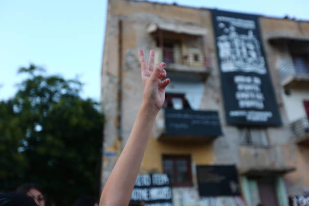 September 2, 2026, Athens, Attica, Greece: A supporter makes a victory sign during a solidarity gathering at the Prosfygika housing complex in Athens, ahead of the return of Aristotelis Chantzis following his release from Evangelismos Hospital. Athens Greece - ZUMAx103 20260902_zip_x103_005 Copyright: xHarrisxXanthopoulosx