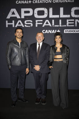 Apollo Has Fallen Premiere - Paris Tewfik Jallab and Ritu Arya with GÉRALD-BRICE VIRET General Director of Canal plus Canal + during the photocell of the « Apollo Has Fallen» Paris Premiere at Le Grand Rex on September 2, 2026 in Paris, France. Photo by Eliot Blondet ABACAPRESS.COM Paris France France  Copyright: xBlondetxEliot ABACAx