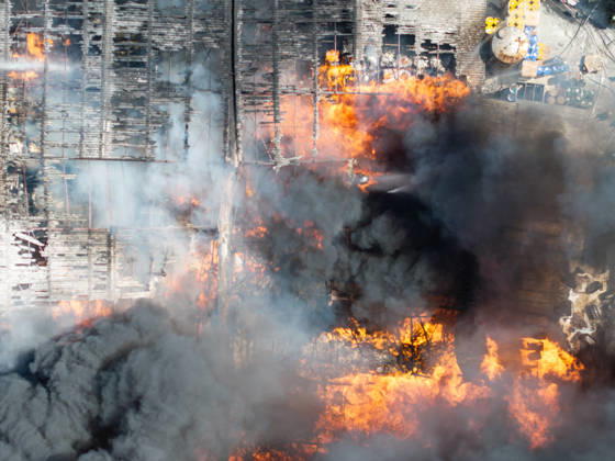 News Bilder des Tages Large fire breaks out at commercial warehouse in Tuzla, Istanbul ISTANBUL, TURKIYE - SEPTEMBER 3: An aerial view of the scene where firefighters battle a large-scale fire that broke out at a logistics warehouse in the Tuzla district of Istanbul, Turkiye, on September 3, 2026. Azer Sude Akcay Anadolu Istanbul Turkey. Editorial use only. Please get in touch for any other usage.  Copyright: x2026xAnadoluxAzerxSudexAkcayx