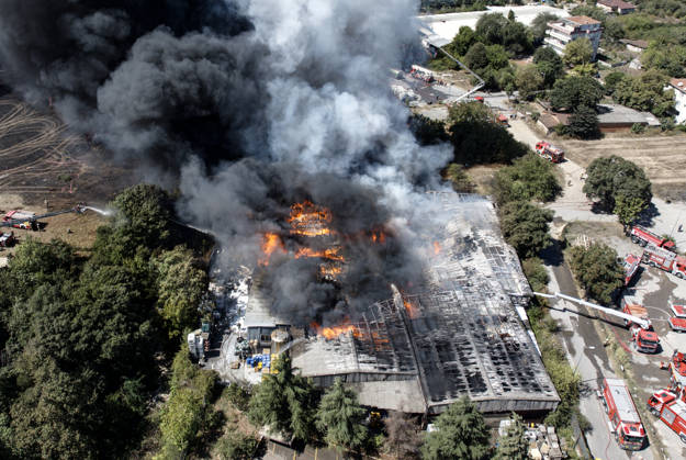 Large fire breaks out at commercial warehouse in Tuzla, Istanbul ISTANBUL, TURKIYE - SEPTEMBER 3: An aerial view of the scene where firefighters battle a large-scale fire that broke out at a logistics warehouse in the Tuzla district of Istanbul, Turkiye, on September 3, 2026. Azer Sude Akcay Anadolu Istanbul Turkey. Editorial use only. Please get in touch for any other usage.  Copyright: x2026xAnadoluxAzerxSudexAkcayx