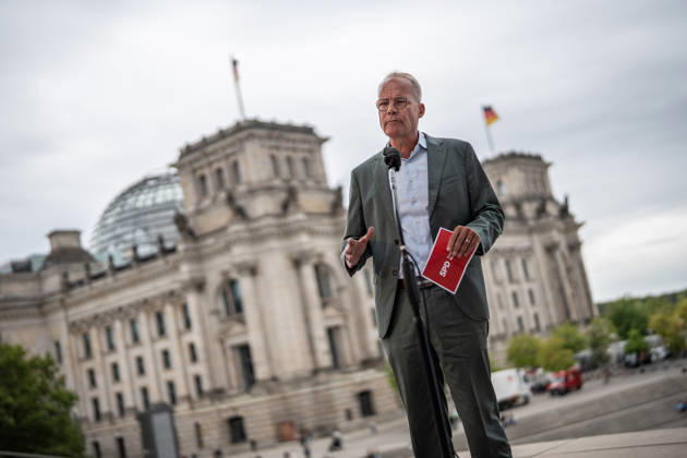 Matthias Miersch, SPD parliamentary group leader, issues a press statement at the start of the closed-door meeting Closed-door meeting of the SPD parliamentary group executive committee, German Bundestag, Berlin, Berlin, Germany, German Bundestag