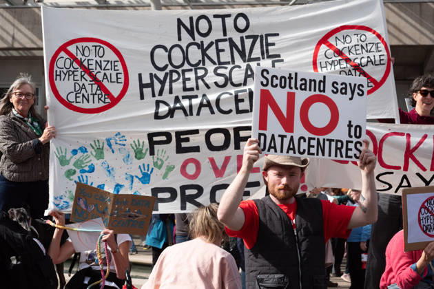 News Bilder des Tages September 3, 2026, Edinburgh, Scotland, UK: Campaign group Action To Protect Rural Scotland, along with representatives from fourteen local campaign groups opposed to proposed AI data centres, held a protest outside the Scottish Parliament in Edinburgh. Campaigners are calling for an immediate moratorium on hyperscale data centres, arguing that they could place unprecedented demands on Scotlands electricity infrastructure and have environmental consequences for nearby communities. Edinburgh UK - ZUMAs357 20260903_zip_s357_033 Copyright: xCameronxScottx