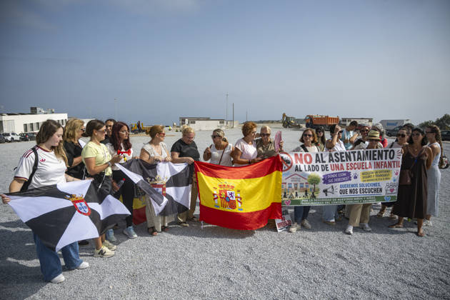 Ceuta Residents Prevent a New Settlement from Being Set Up Next to a Daycare Center in Ceuta Several people are protesting the location where authorities plan to set up new shelter facilities, such as the one across from the Nuestra Senora de África daycare center, on September 3, 2026, in Ceuta, Spain. Mothers and grandmothers prevent workers from beginning to set up tents for a new settlement next to the preschool attended by their children and grandchildren. SEPTEMBER 3, 2026. PRESCHOOL. MOTHERS. GRANDMOTHERS. CEUTA. CEUTIANS. Ceuta Ceuta, Spain  Copyright: xMarcosxMorenox 7747272