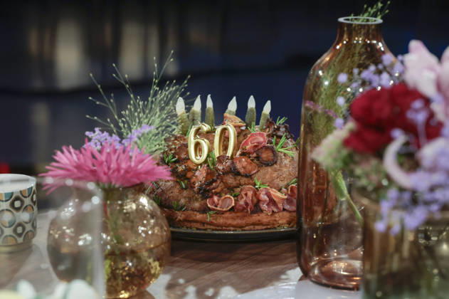 Birthday cake for Torsten Sträter s 60th birthday during the taping of the WDR talk show Kölner Treff at WDR Studio BS 3 in Cologne, September 3, 2026 Foto:xR.xSchmiegeltx xFuturexImagex koelner_treff0309_6944
