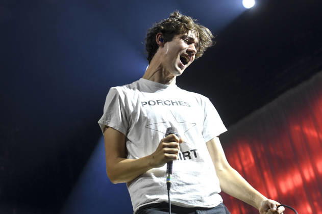 Henning May of AnnenMayKantereit performing live at a concert at the ZAG Arena in Hanover, September 3, 2026 Foto:xN.xHeuselx xFuturexImagex annenmaykantereit_6908
