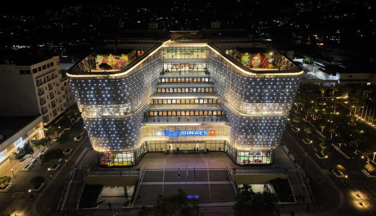 (260904) -- SAN SALVADOR, Sept. 4, 2026 -- An aerial drone photo taken on Sept. 3, 2026 shows a night view of the National Library of El Salvador in San Salvador, El Salvador. The China-aided National Library of El Salvador was officially inaugurated in November 2023. It has seven floors, a total floor area of approximately 24,000 square meters, and is open to the public 24 hours a day. The library has become a new cultural landmark in San Salvador. ) EL SALVADOR-SAN SALVADOR-CHINA-AIDED NATIONAL LIBRARY LiuxWenhui 