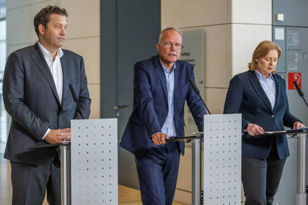 Closing remarks by Lars Klingbeil (SPD), Federal Minister of Finance; Matthias Miersch (SPD), Chairman; and Baerbel Bas (SPD), Federal Minister of Labor and Social Affairs, during closing remarks on September 4, 2026, in Berlin, Berlin, Berlin, Germany, at the Reichstag