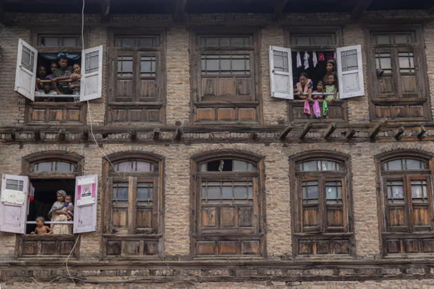 September 4, 2026, Srinagar, Jammu And Kashmir, India: People watch the Janmashtami procession, marking the birth of the Hindu god Krishna, from the windows of a traditional residential building in Srinagar, the summer capital of Indian Kashmir. Srinagar India  - ZUMAf191 20260904_zip_f191_006 Copyright: xUmarxFarooqx