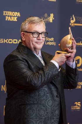 ABB GOLDEN HEN: Hape Kerkeling, winner of the Golden Hen Award, appeared on the red carpet with a hen at the 32nd Golden Hen Audience Award ceremony at the Neue Messe Leipzig on September 4, 2026, in Leipzig, Saxony, Germany